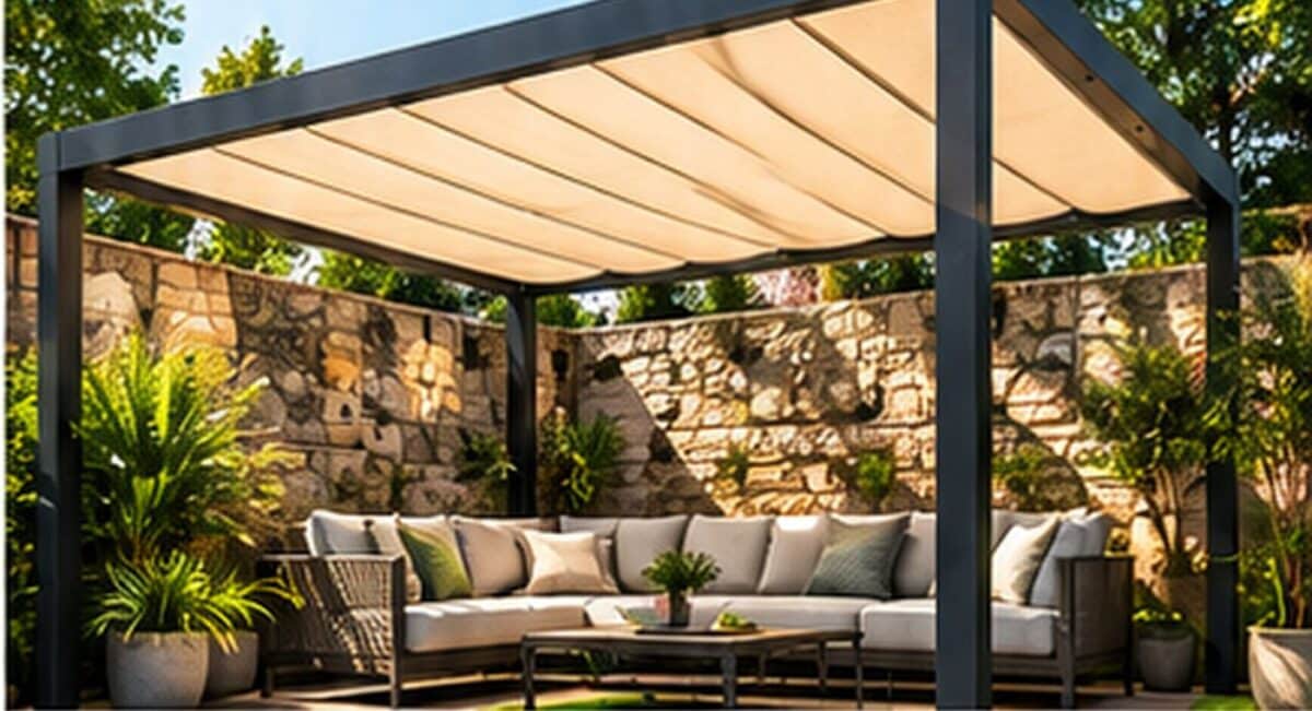 Pergola toile au-dessus d’un salon de jardin